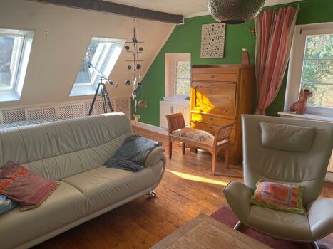 1. Schlafzimmer mit Doppelbett, Sofa, Sessel, Tisch, Sekretär und Fernseher 1. Schlafzimmer mit Doppelbett, Sofa, Sessel, Tisch, Sekretär und Fernseher