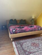 2. Schlafzimmer mit Doppelbett, Schreibtisch, Schaukelstuhl, Kommode und Kleiderständer 2. Schlafzimmer mit Doppelbett, Schreibtisch, Schaukelstuhl, Kommode und Kleiderständer