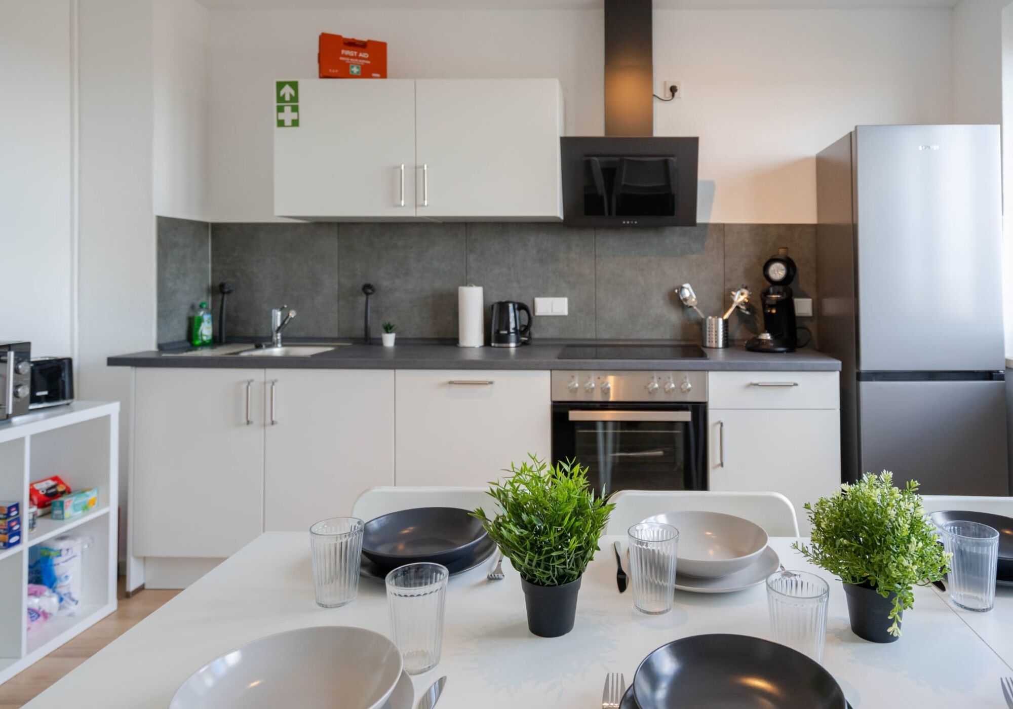 Voll ausgestattete Küche mit Esstisch Voll ausgestattete Küche mit Esstisch