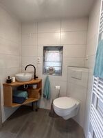 Bad mit Tageslicht WC und Regendusche Bad mit Tageslicht WC und Regendusche