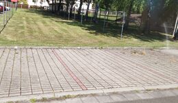 PKW-Stellplatz hinter dem Wohnhaus Parkplatznummer 25 und 26 PKW-Stellplatz hinter dem Wohnhaus Parkplatznummer 25 und 26