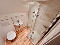 Bad im Obergeschoss mit Dusche und WC Bad im Obergeschoss mit Dusche und WC