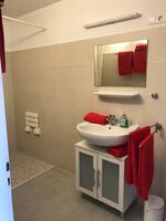 Badezimmer mit ebenerdiger Dusche Badezimmer mit ebenerdiger Dusche