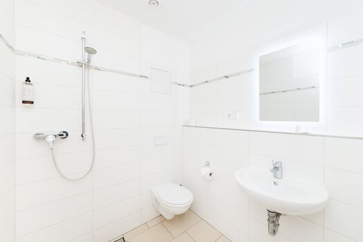 Bad - Einzelzimmer und Doppelzimmer mit eigenem Bad Bad - Einzelzimmer und Doppelzimmer mit eigenem Bad