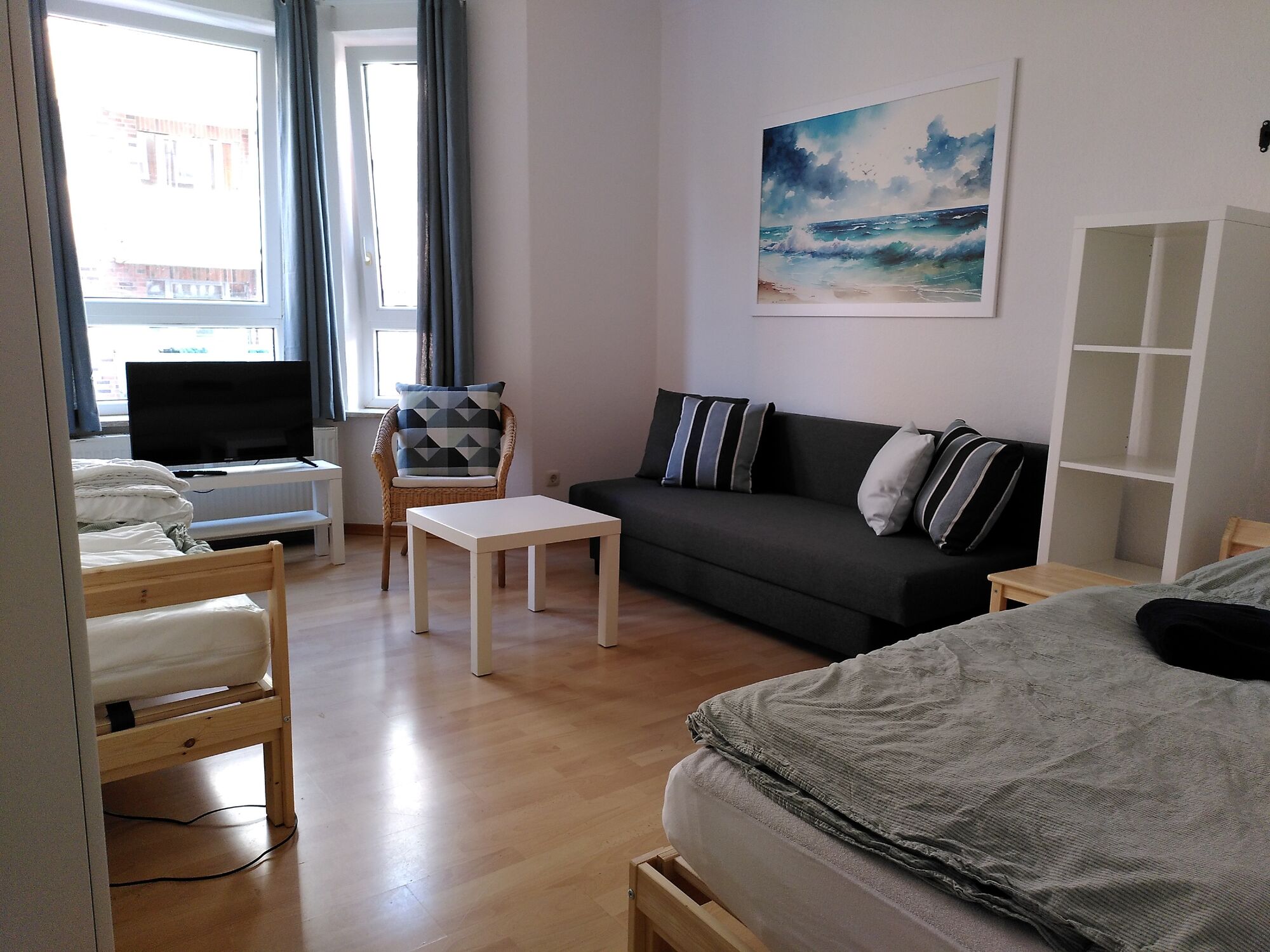 2-Bett-Zimmer mit Schlafsofa und Fernseher 2-Bett-Zimmer mit Schlafsofa und Fernseher