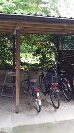 Hof mit überdachtem Fahrradstellplatz Hof mit überdachtem Fahrradstellplatz