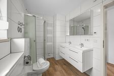 Hygienisches Bad mit Dusche und WC Hygienisches Bad mit Dusche und WC