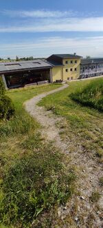 Weg zur Wohnung vom Parkplatz aus Weg zur Wohnung vom Parkplatz aus