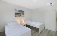 Schlafzimmer 1 mit zwei Einzelbetten, Sitzecke und Smart TV Schlafzimmer 1 mit zwei Einzelbetten, Sitzecke und Smart TV