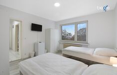 Schlafzimmer 2 mit zwei Einzelbetten, Sitzecke und Smart TV Schlafzimmer 2 mit zwei Einzelbetten, Sitzecke und Smart TV