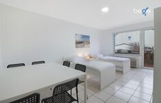 Schlafzimmer 1 mit zwei Einzelbetten, Sitzecke und Smart TV Schlafzimmer 1 mit zwei Einzelbetten, Sitzecke und Smart TV