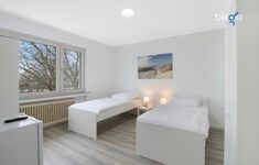 Schlafzimmer 2 mit zwei Einzelbetten, Sitzecke und Smart TV Schlafzimmer 2 mit zwei Einzelbetten, Sitzecke und Smart TV