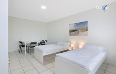Schlafzimmer 1 mit zwei Einzelbetten, Sitzecke und Smart TV Schlafzimmer 1 mit zwei Einzelbetten, Sitzecke und Smart TV