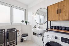 Badezimmer mit Waschtrockner Badezimmer mit Waschtrockner