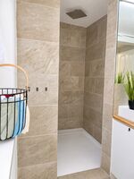 1. OG — Dusche / Shower 1. OG — Dusche / Shower