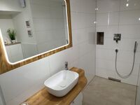 EG — Waschbecken und Dusche / Basin and shower EG — Waschbecken und Dusche / Basin and shower