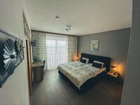 DZ verfügt über ein Badezimmer mit Dusche und ein separates WC. Mit Südbalkon mit Blick auf das Goldeck. DZ verfügt über ein Badezimmer mit Dusche und ein separates WC. Mit Südbalkon mit Blick auf das Goldeck.