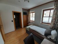EZ verfügt über ein Badezimmer mit Dusche und WC. Dieses Zimmer verfügt nicht über einen Balkon. EZ verfügt über ein Badezimmer mit Dusche und WC. Dieses Zimmer verfügt nicht über einen Balkon.