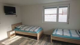 Dreibettzimmer im Obergeschoß Dreibettzimmer im Obergeschoß