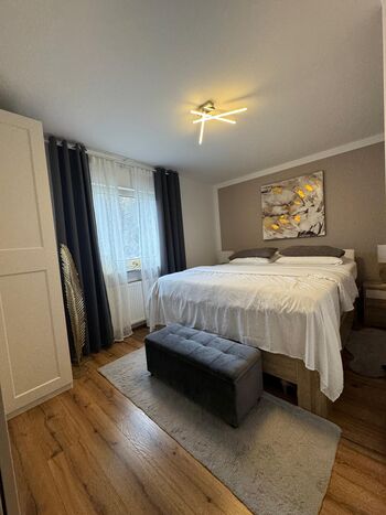 Große Monteurswohnung auf 2 Etagen mit 4 Schlafzimmern Große Monteurswohnung auf 2 Etagen mit 4 Schlafzimmern