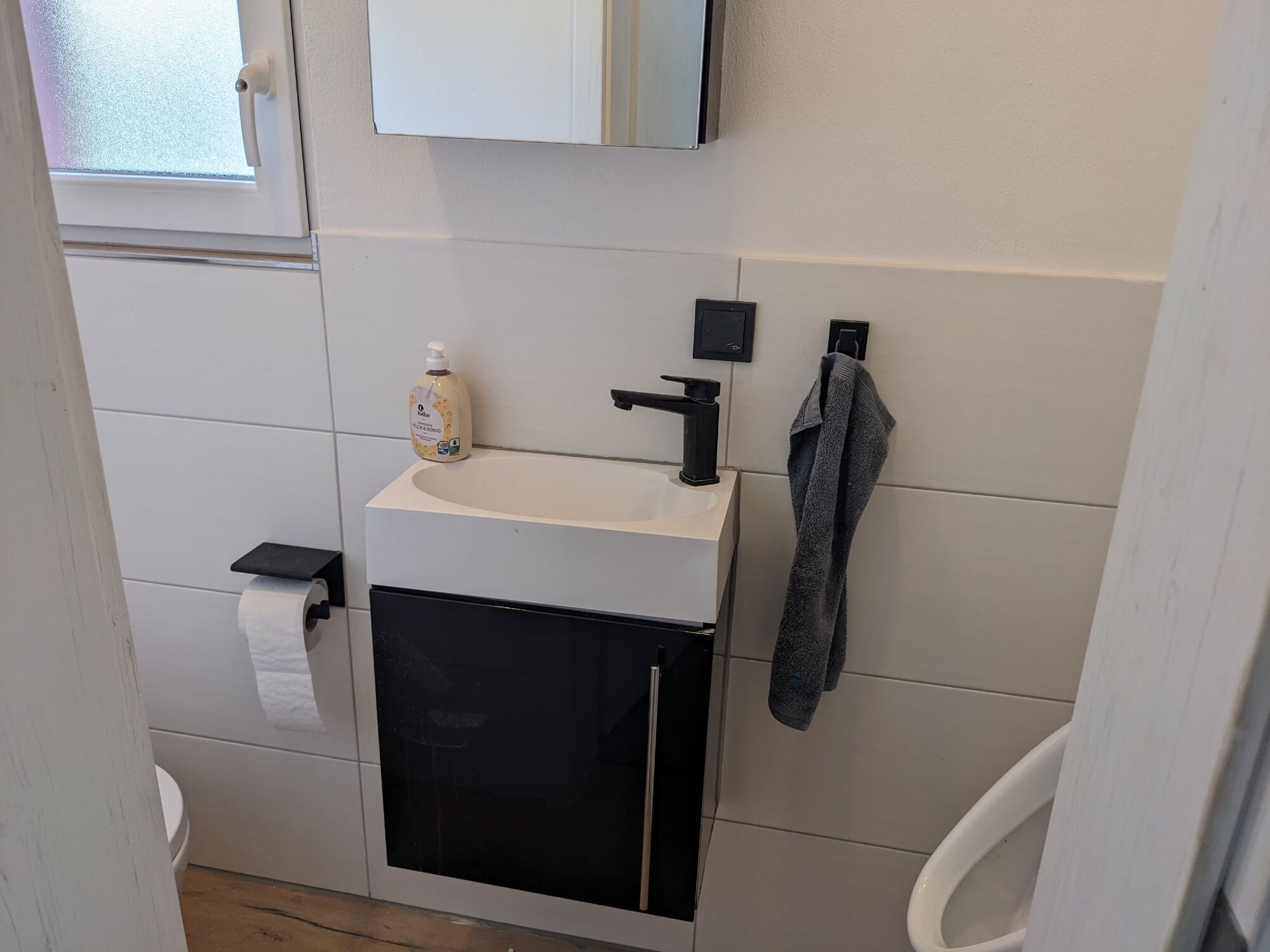 zweite Toilette mit Pissoir zweite Toilette mit Pissoir