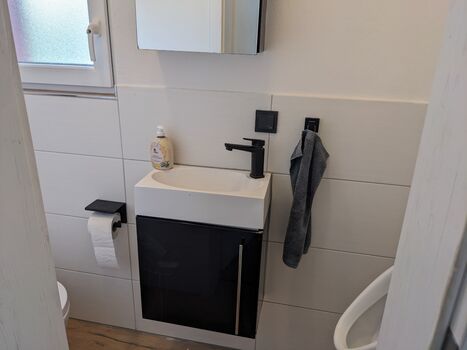 zweite Toilette mit Pissoir zweite Toilette mit Pissoir