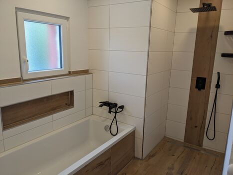 Großes Bad mit Badewanne + weitere Dusche Großes Bad mit Badewanne + weitere Dusche