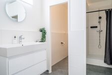 Gemeinschaftsbad mit Dusche und WC Gemeinschaftsbad mit Dusche und WC