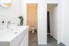Gemeinschaftsbad mit Dusche und WC Gemeinschaftsbad mit Dusche und WC