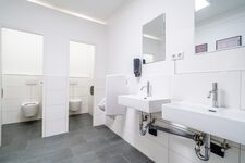 Gemeinschaftsbad mit 2 WCs, 1 Pissoir, 2 Waschbecken Gemeinschaftsbad mit 2 WCs, 1 Pissoir, 2 Waschbecken