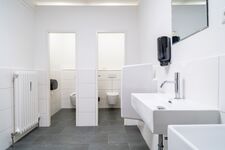 Gemeinschaftsbad mit 2 WCs, 1 Pissoir, 2 Waschbecken Gemeinschaftsbad mit 2 WCs, 1 Pissoir, 2 Waschbecken