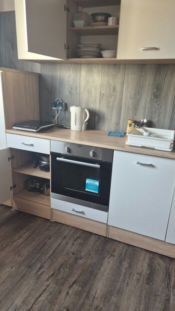 „Es stehen Zimmer mit einem Bett sowie Zimmer mit zwei Betten zur Verfügung. Alle Zimmer sind mit einer eigenen Dusche ausgestattet.“ „Es stehen Zimmer mit einem Bett sowie Zimmer mit zwei Betten zur Verfügung. Alle Zimmer sind mit einer eigenen Dusche ausgestattet.“