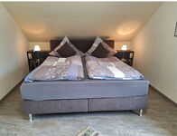 Schlafzimmer mit Boxspringbett Schlafzimmer mit Boxspringbett