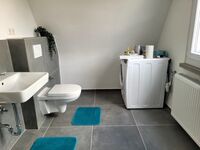 Bad mit Dusche+WC und Kombi-Waschtrockner Bad mit Dusche+WC und Kombi-Waschtrockner