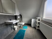 modernes Bad mit Wasch/Trockner-Kombi modernes Bad mit Wasch/Trockner-Kombi