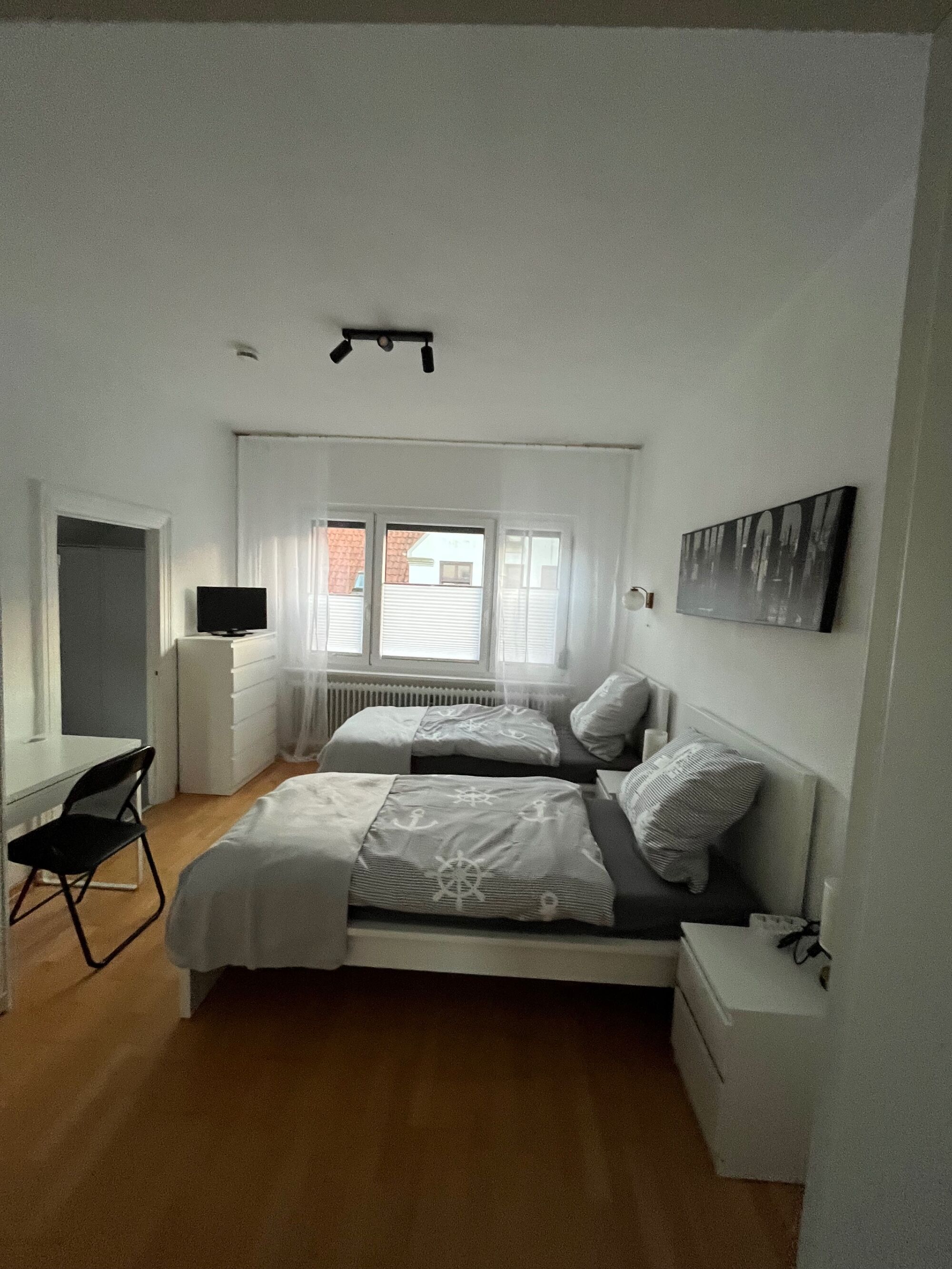 Doppelzimmer mit zwei Einzelbetten, die aber auch zusammen geschoben werden können Doppelzimmer mit zwei Einzelbetten, die aber auch zusammen geschoben werden können