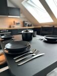 Große Küche // Induktionsherd // Zwei Kühlschränke inkl. Gefrierfach Große Küche // Induktionsherd // Zwei Kühlschränke inkl. Gefrierfach