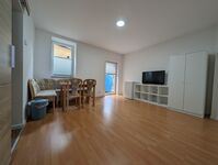 Wohnraum mit Essecke, Koskauer Straße 20a Wohnraum mit Essecke, Koskauer Straße 20a
