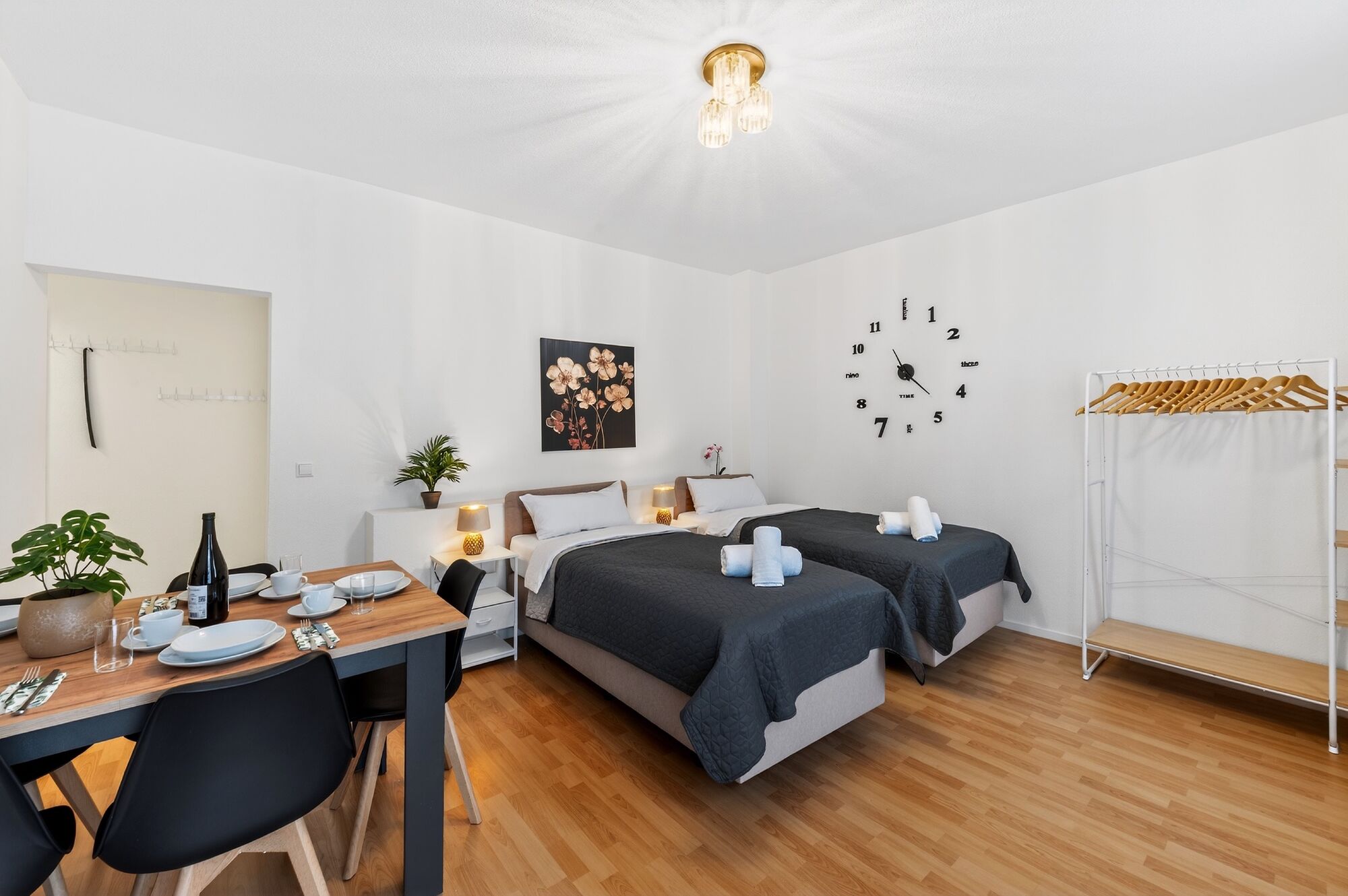 Wohnung 1: Wohnzimmer mit hochwertigen Boxspringbetten, Nachttischen, offenem Kleiderschrank und Smart-TV. Die Betten können flexibel als Einzelbetten oder als komfortables Doppelbett gestellt werden. Wohnung 1: Wohnzimmer mit hochwertigen Boxspringbetten, Nachttischen, offenem Kleiderschrank und Smart-TV. Die Betten können flexibel als Einzelbetten oder als komfortables Doppelbett gestellt werden.