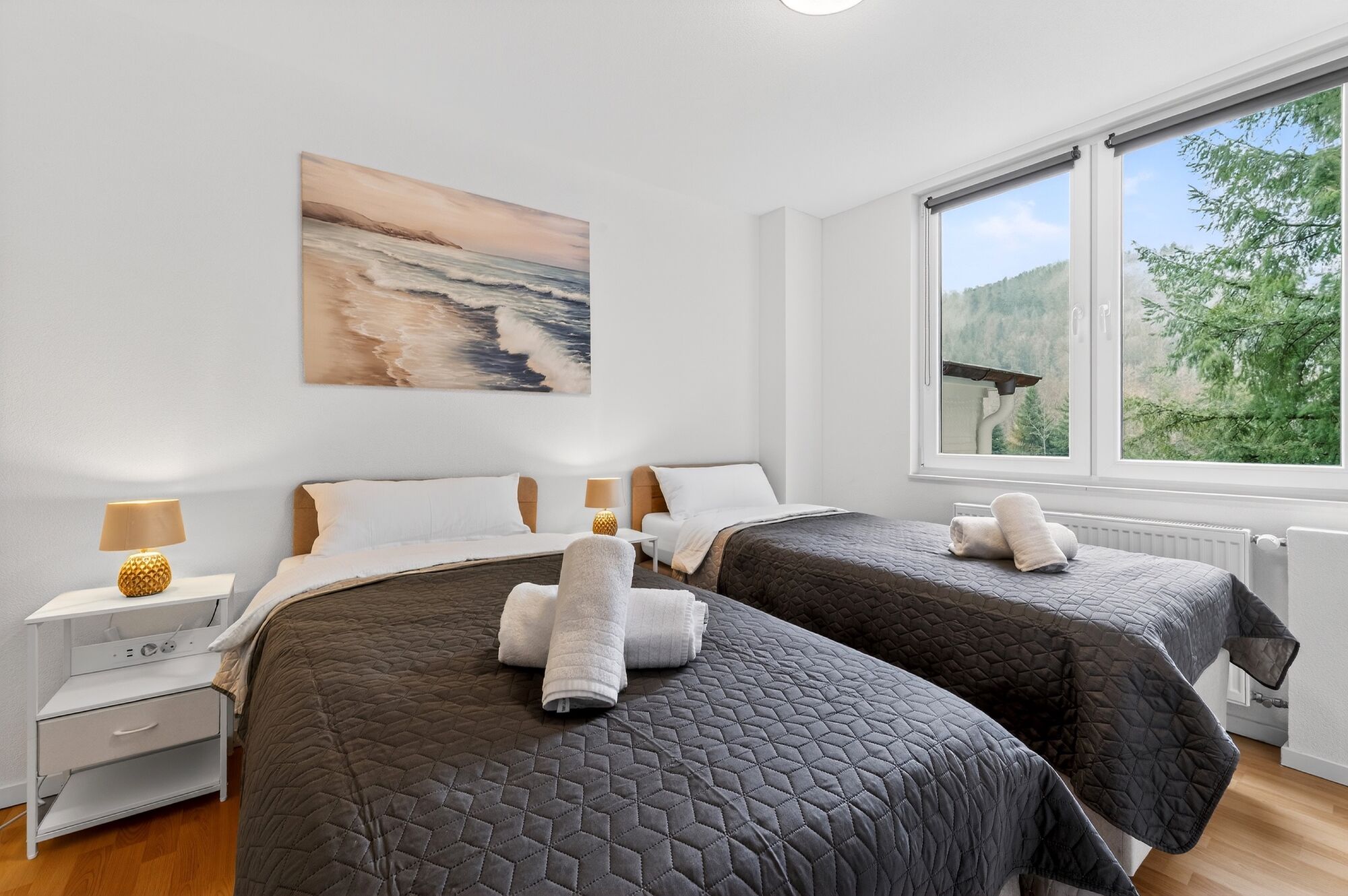 Schlafzimmer 1: Schlafzimmer mit hochwertigen Boxspringbetten, Nachttischen, offenem Kleiderschrank und Smart-TV. Die Betten können flexibel als Einzelbetten oder als komfortables Doppelbett gestellt werden. Schlafzimmer 1: Schlafzimmer mit hochwertigen Boxspringbetten, Nachttischen, offenem Kleiderschrank und Smart-TV. Die Betten können flexibel als Einzelbetten oder als komfortables Doppelbett gestellt werden.