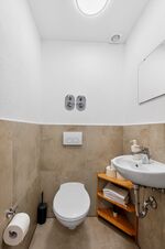Wohnung 2: Separates Gäste-WC für mehr Komfort bei Gruppen. Wohnung 2: Separates Gäste-WC für mehr Komfort bei Gruppen.