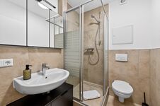 Wohnung 1: Modernes Badezimmer mit Dusche, Waschbecken und WC. Wohnung 1: Modernes Badezimmer mit Dusche, Waschbecken und WC.