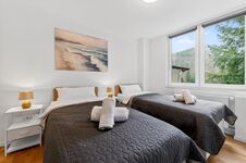 Schlafzimmer 1: Schlafzimmer mit hochwertigen Boxspringbetten, Nachttischen, offenem Kleiderschrank und Smart-TV. Die Betten können flexibel als Einzelbetten oder als komfortables Doppelbett gestellt werden. Schlafzimmer 1: Schlafzimmer mit hochwertigen Boxspringbetten, Nachttischen, offenem Kleiderschrank und Smart-TV. Die Betten können flexibel als Einzelbetten oder als komfortables Doppelbett gestellt werden.