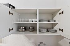 Großer Geschirrschrank mit Tellern, Gläsern und Tassen – ausreichend ausgestattet für Gruppen und gemeinsame Mahlzeiten. Großer Geschirrschrank mit Tellern, Gläsern und Tassen – ausreichend ausgestattet für Gruppen und gemeinsame Mahlzeiten.