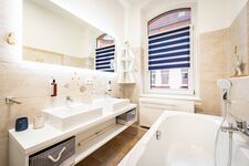 Bad mit Dusche und Wanne Bad mit Dusche und Wanne