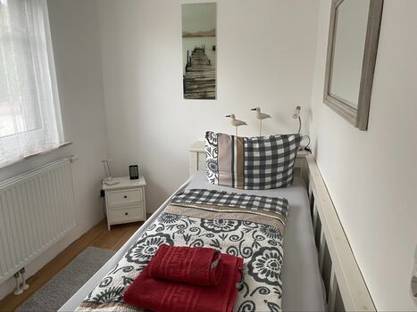 Kleines Schlafzimmer mit Bettauszugsmöglichkeit für 2 Pers. ( Zimmer dann jedoch ausgefüllt) Kleines Schlafzimmer mit Bettauszugsmöglichkeit für 2 Pers. ( Zimmer dann jedoch ausgefüllt)