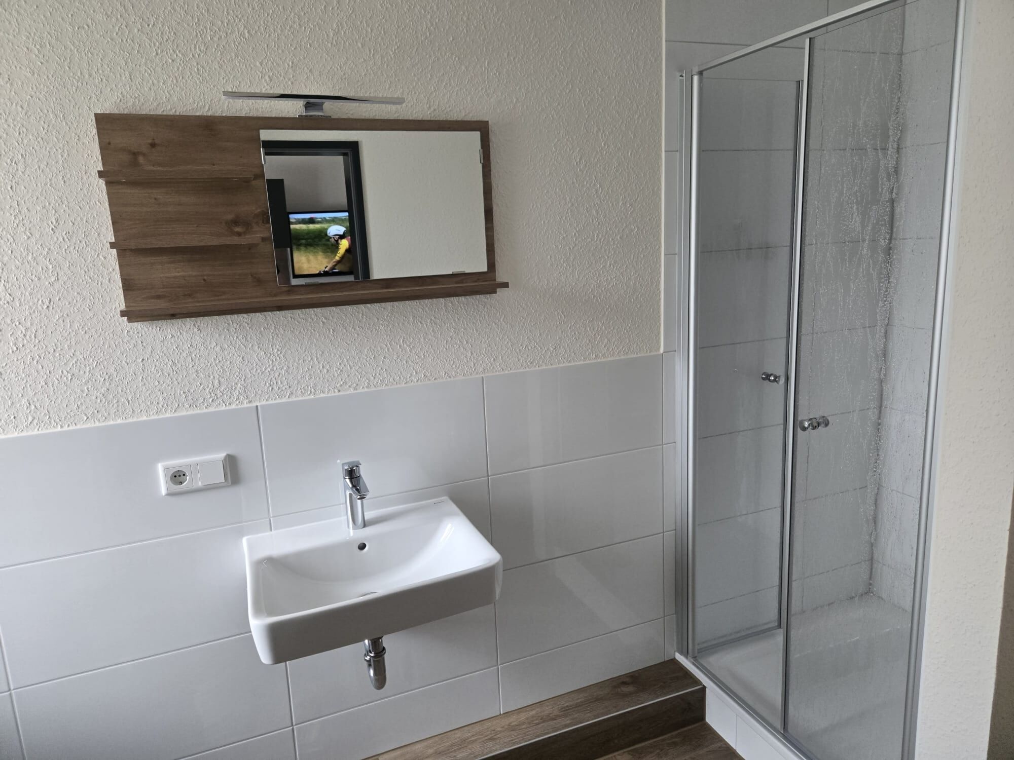 Bad mit droßer Dusche und WC Bad mit droßer Dusche und WC