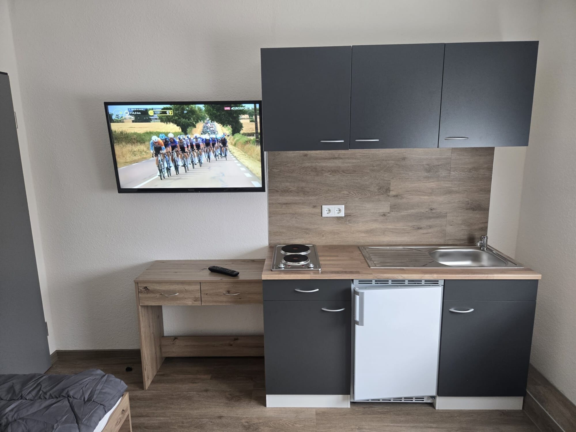 Küchenzeile mit TV , Kühl und Gefriesschrank incl Küchenzeile mit TV , Kühl und Gefriesschrank incl