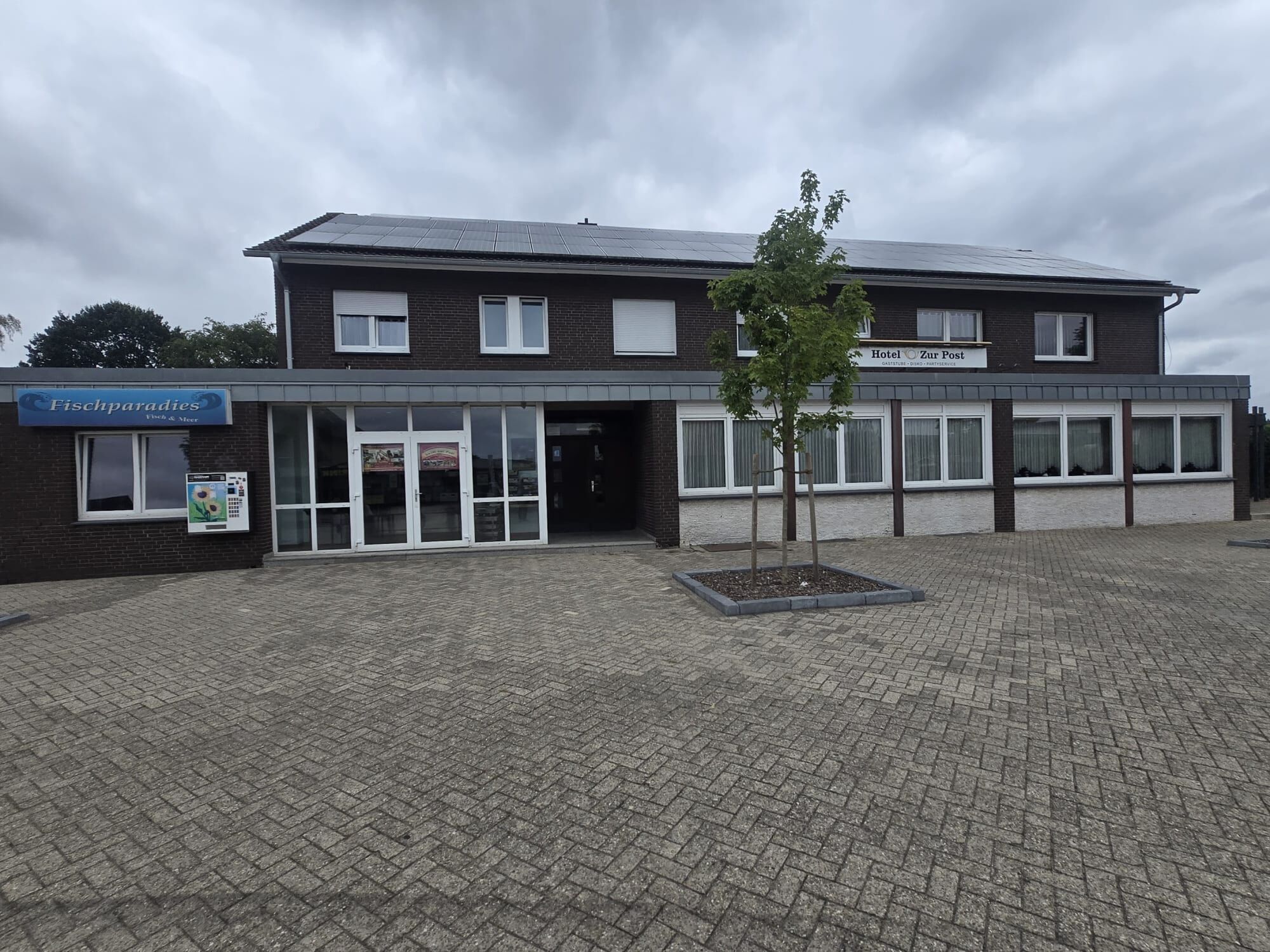 Haus mit Parkplatz. Zimmereingang links Haus mit Parkplatz. Zimmereingang links