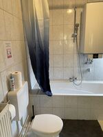 Wohnung 2: Bad mit Badewanne, WC, Waschmaschine Wohnung 2: Bad mit Badewanne, WC, Waschmaschine